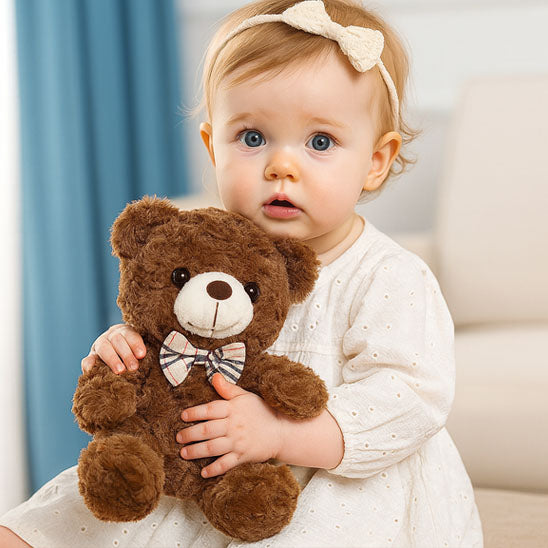 ours-en-peluche-teddy-l-ourson-brun-fonce-tenu-par-un-petit-bebe