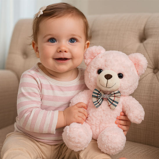 ours-en-peluche-teddy-l-ourson-rose-pale-dans-les-mains-d-une-petite-fille
