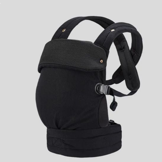 une-maman-portant-son-bebe-avec-un-porte-bebe-physiologique-encoton-noir