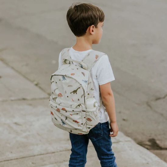 sac-a-dos-dino-world-porte-par-un-jeune-garcon