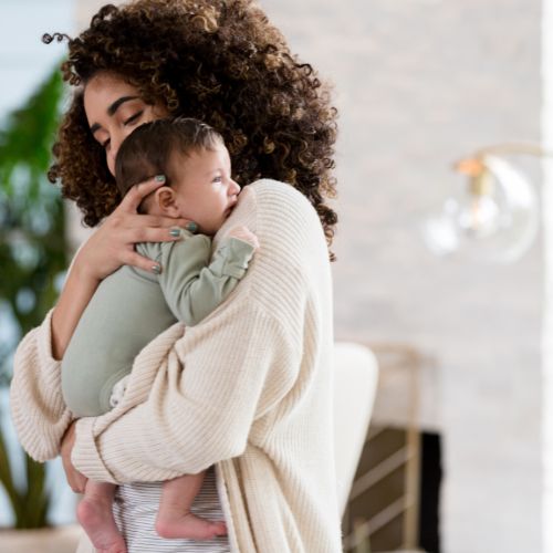 un-bebe-enlace-par-sa-maman
