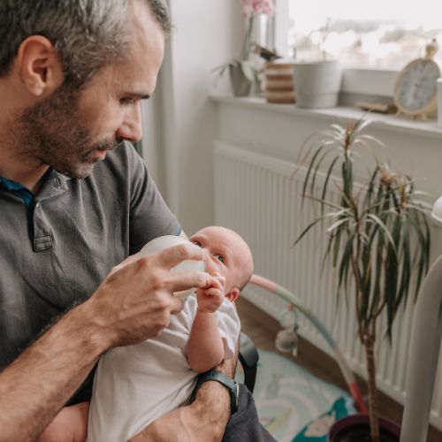 un-papa-donnant-un-biberon-son-bebe