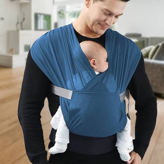 un-papa-portant-son-enfant-avec-une-echarpe-de-portage-bebe-bleu