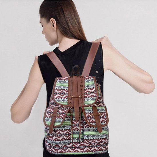 une-femme-portant-le-sac-a-dos-cartable-vintage