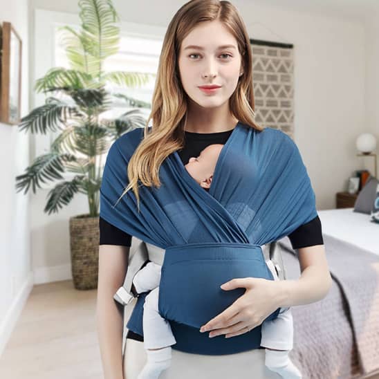 une-femme-portant-son-bebe-sur-une-echarpe-de-portage-bebe-bleu