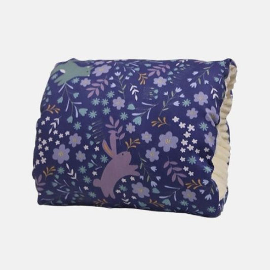 coussin-dallaitement-bleu-aide-a-maintenir-la-nuque-de-bebe-au-momoent-de-l-allaitement