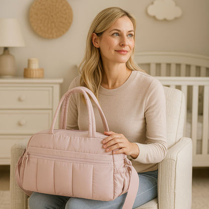 une-dame-tenant-son-sac-a-langer-pose-sur-ses-genoux