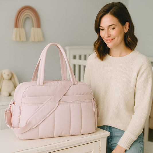 une-femme-regardant-le-sac-a-langer-rose-pose-sur-une-table
