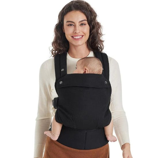 une-maman-portant-son-bebe-avec-un-porte-bebe-physiologique-encoton-noir