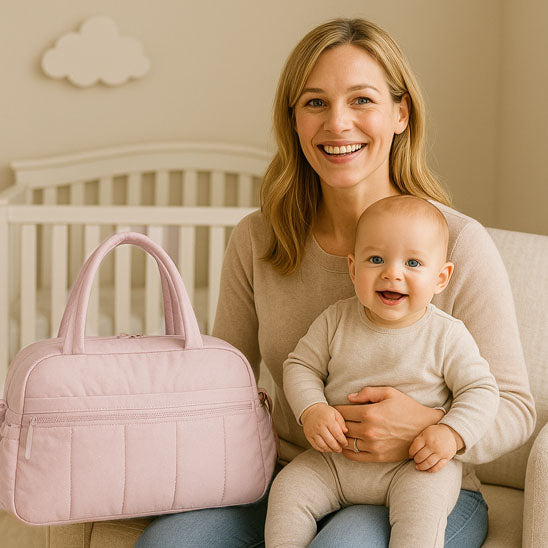 une-maman-tenant-son-bebe-sur-ses-genoux-accompagne-du-sac-a-langer-rose